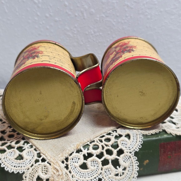 Vintage Christmas Music Tin Salt‎ Pepper Shakers Red Wreath Design Set Red Metal - Picture 8 of 9